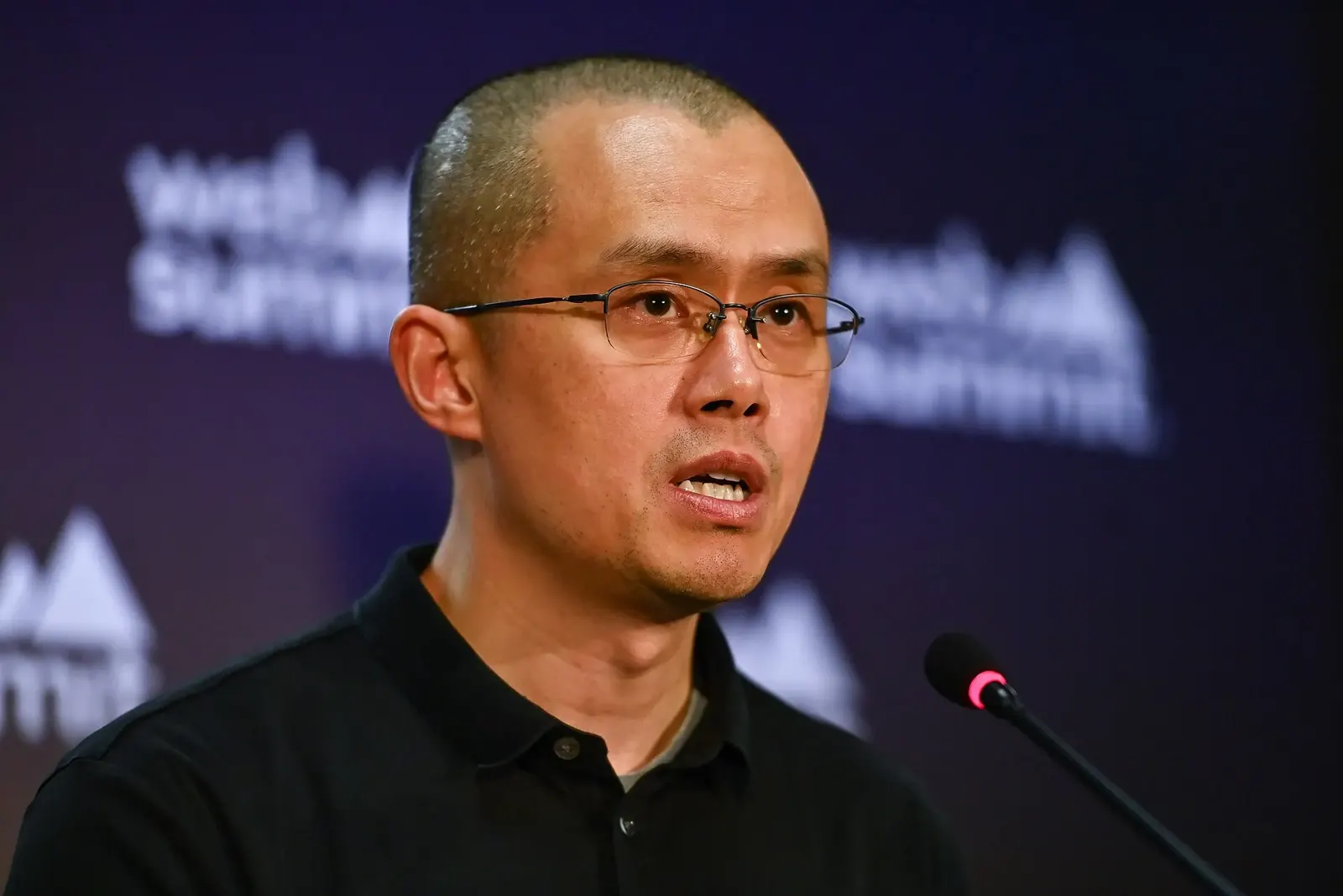 Gambar: Web Summit / Wikimedia Commons (CC BY 2.0) Pengasas Binance Changpeng Zhao bercakap di sidang media Web Summit