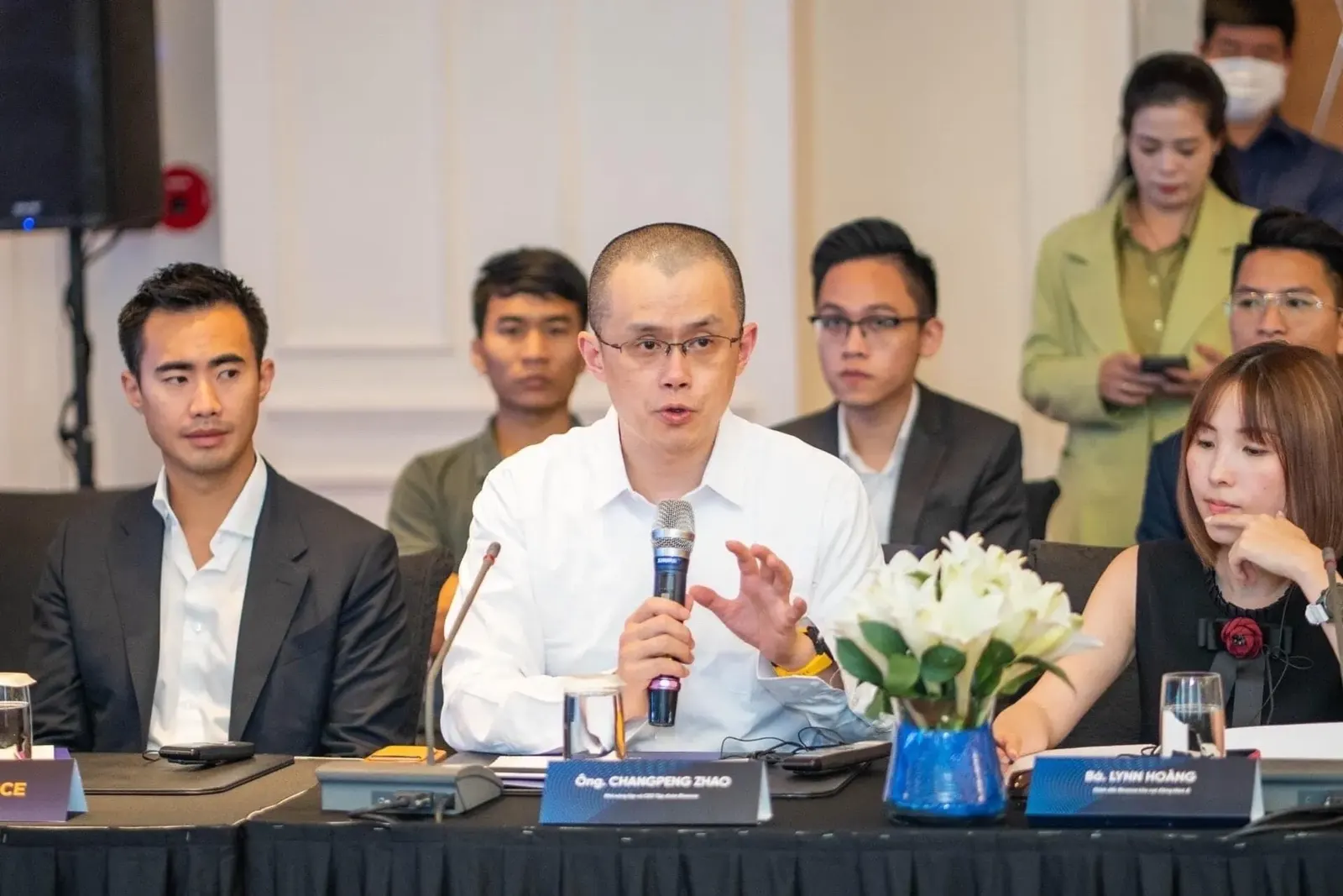 Gambar: Aevozer / Wikimedia Commons (CC BY-SA 4.0) Changpeng Zhao bercakap dalam sesi forum di Vietnam NFT Summit