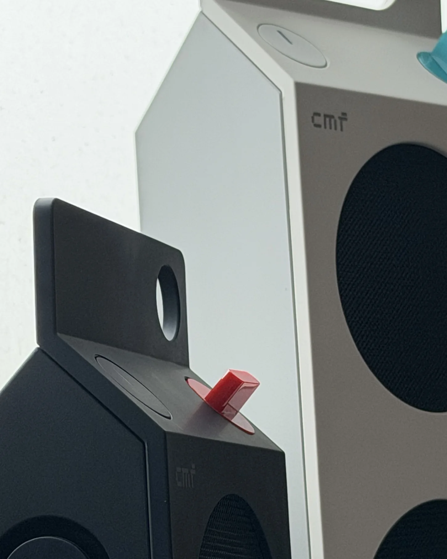 Close-up bahagian atas CMF Speaker S Dark Grey dan Speaker M putih