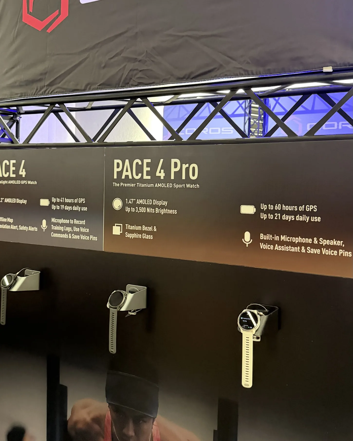 Dinding display COROS menunjukkan PACE 4 dan PACE 4 Pro bersebelahan dengan spec masing-masing