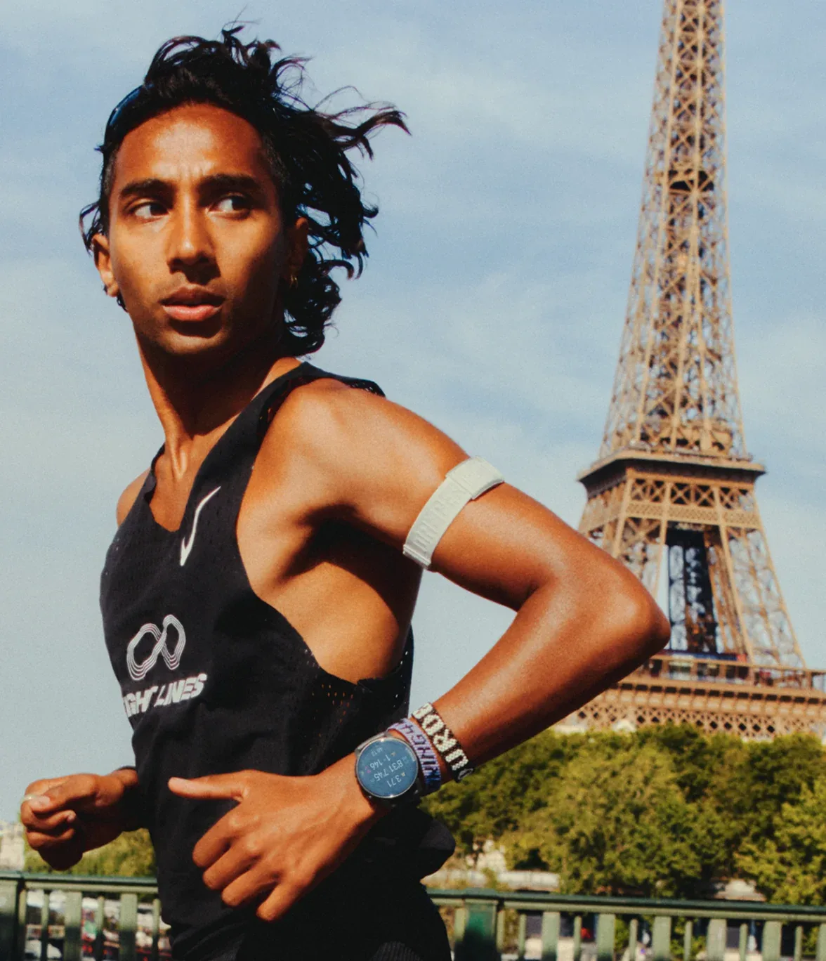Pelari memakai COROS PACE 4 Pro di hadapan Menara Eiffel di Paris