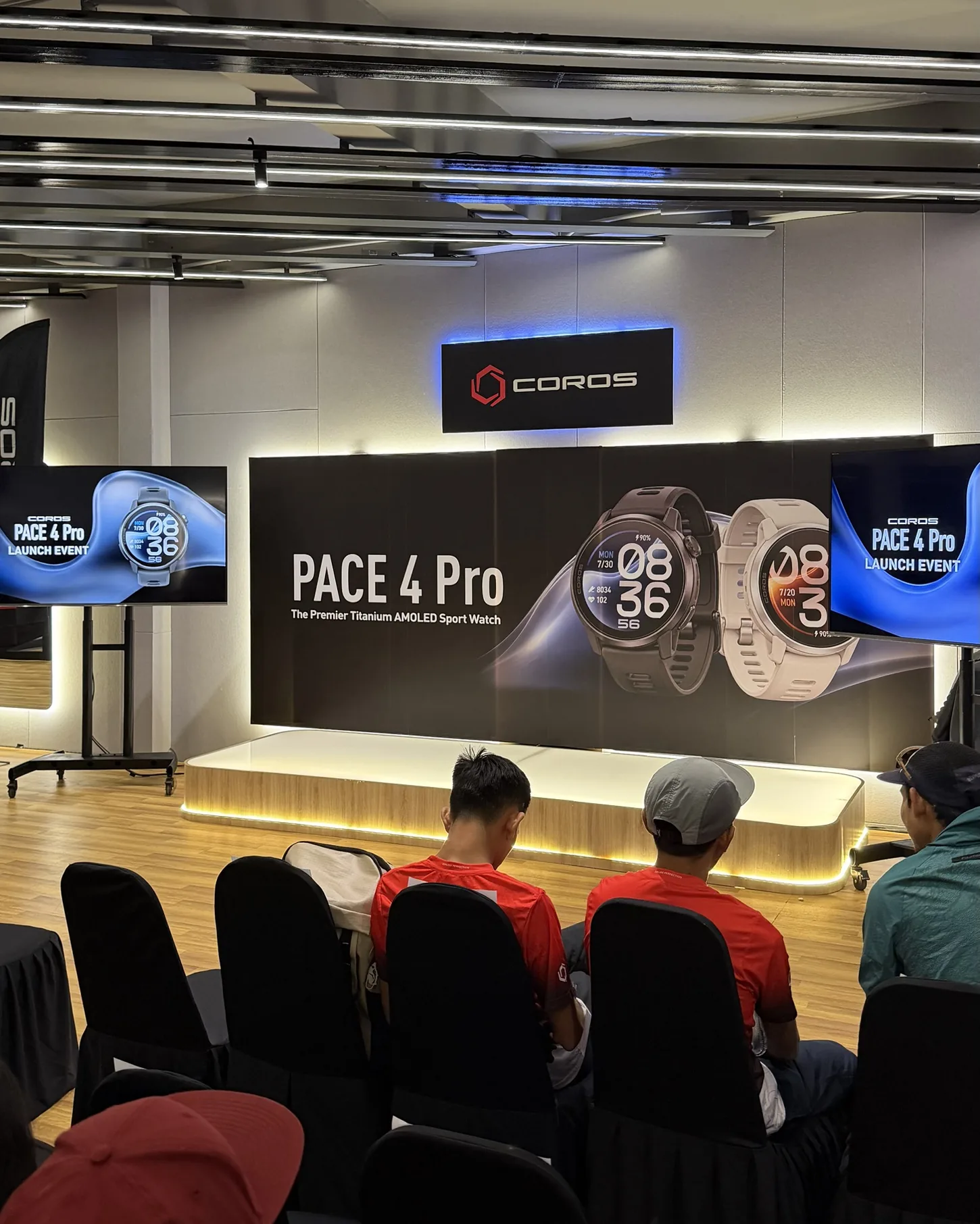 Pentas majlis pelancaran COROS PACE 4 Pro di Malaysia dengan banner jam hitam dan putih