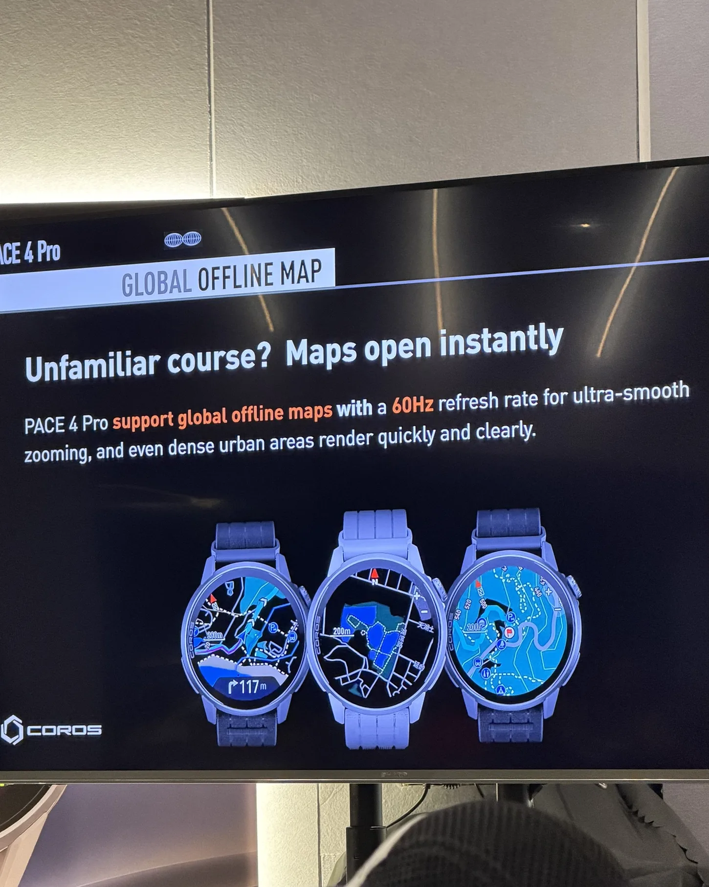 Slide offline map global COROS PACE 4 Pro dengan tiga jam menunjukkan peta