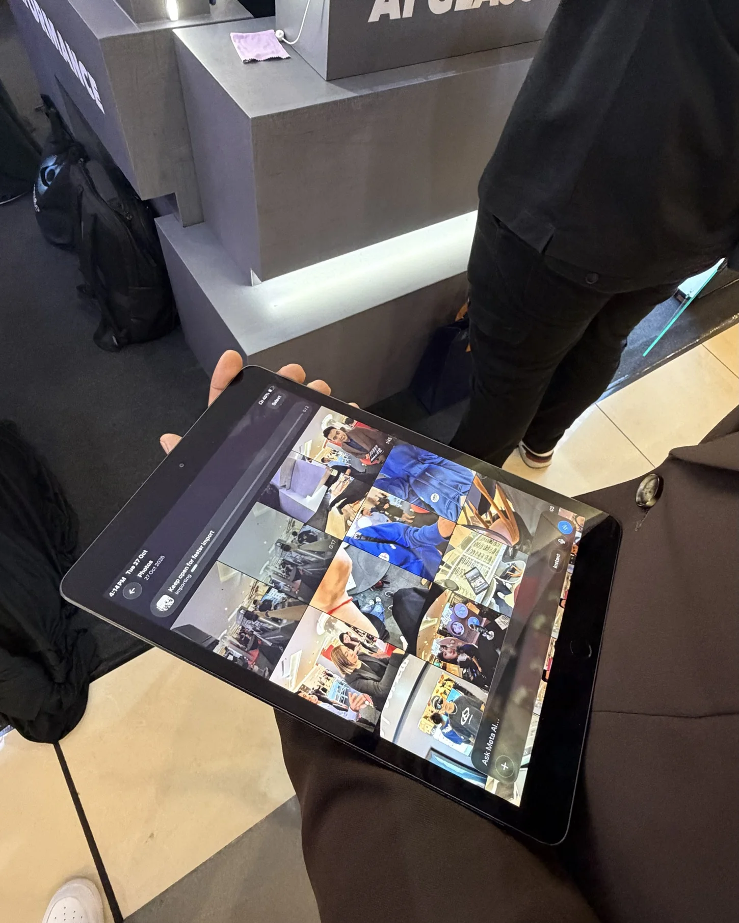 Tablet memaparkan app Meta AI sedang import gambar dan video yang dirakam guna AI glasses