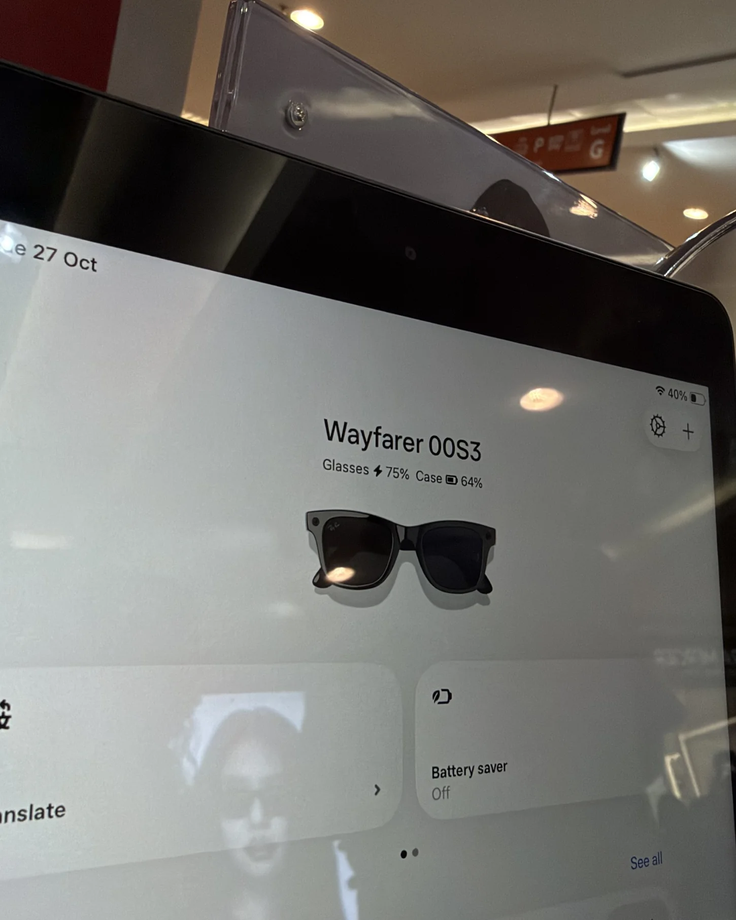 Tablet di pop-up memaparkan app Meta AI dengan Ray-Ban Meta Wayfarer disambung, bateri glasses 75 peratus