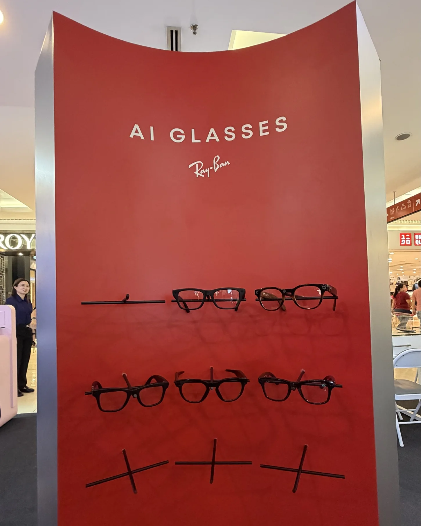 Dinding merah AI Glasses Ray-Ban dengan beberapa bingkai Ray-Ban Meta optical dipamerkan