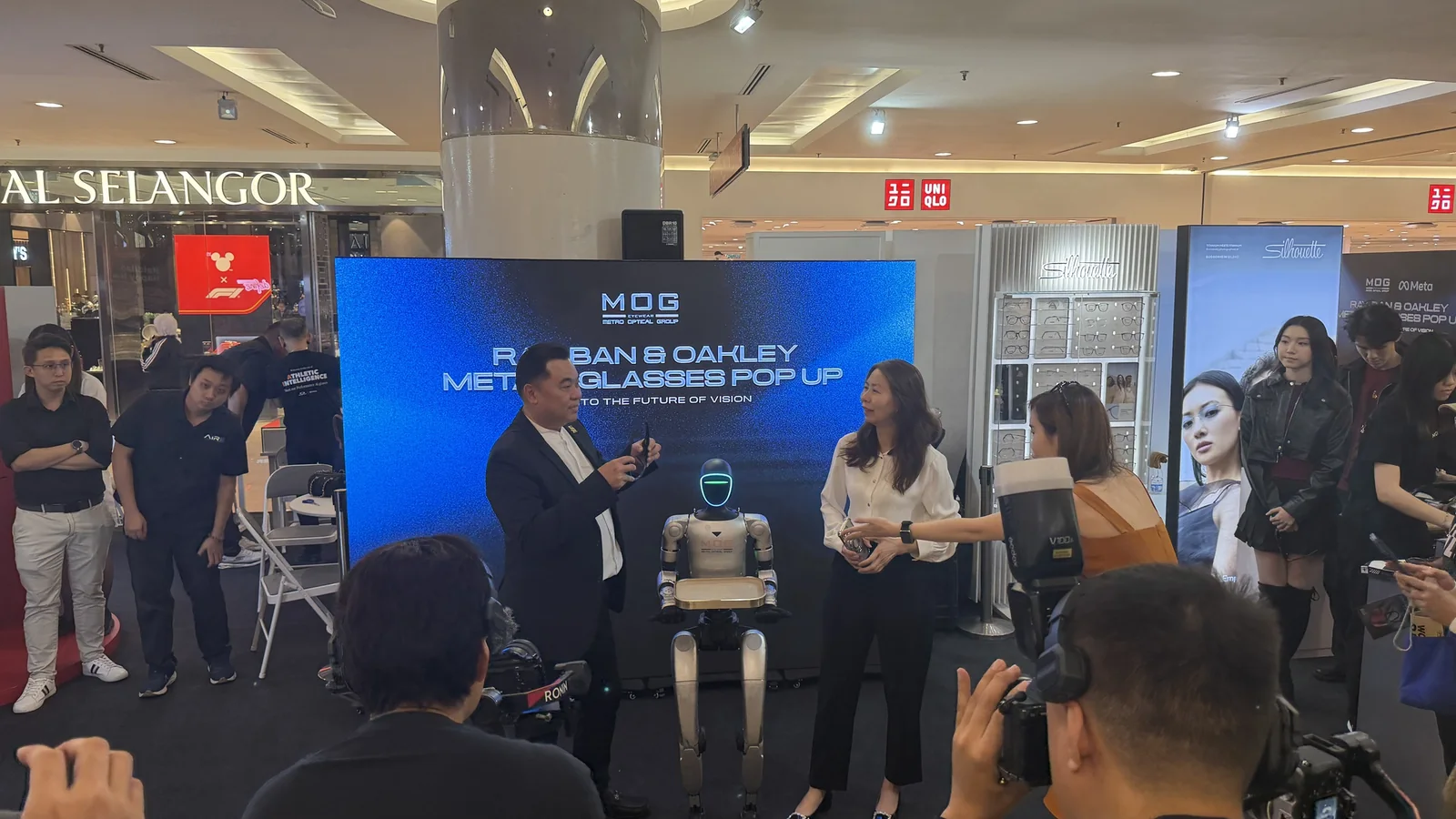 Majlis pelancaran Ray-Ban Meta dan Oakley Meta oleh MOG di 1 Utama dengan robot humanoid MOG dan jurukamera media