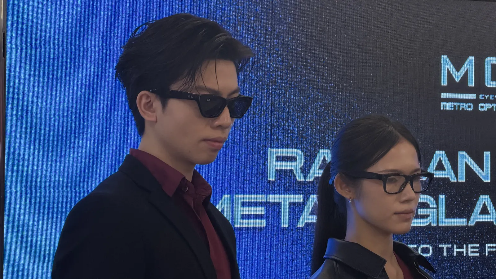 Model lelaki memakai Ray-Ban Meta cermin mata hitam dan model wanita memakai Ray-Ban Meta optical di pop-up MOG 1 Utama