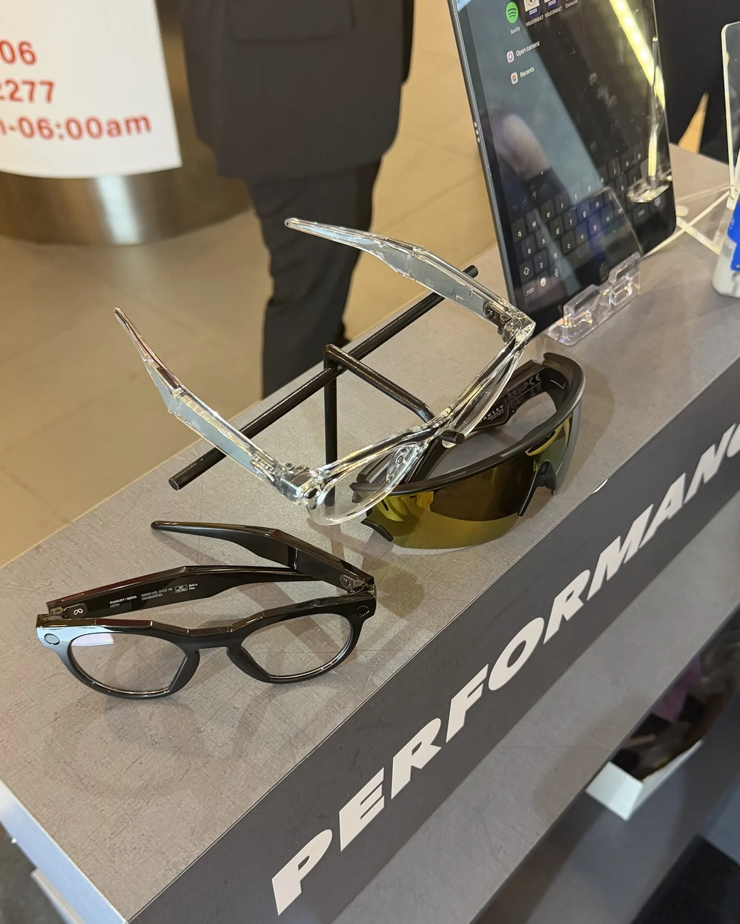 Oakley Meta HSTN versi clear dan hitam serta Oakley Meta Vanguard kanta emas di atas pameran Performance