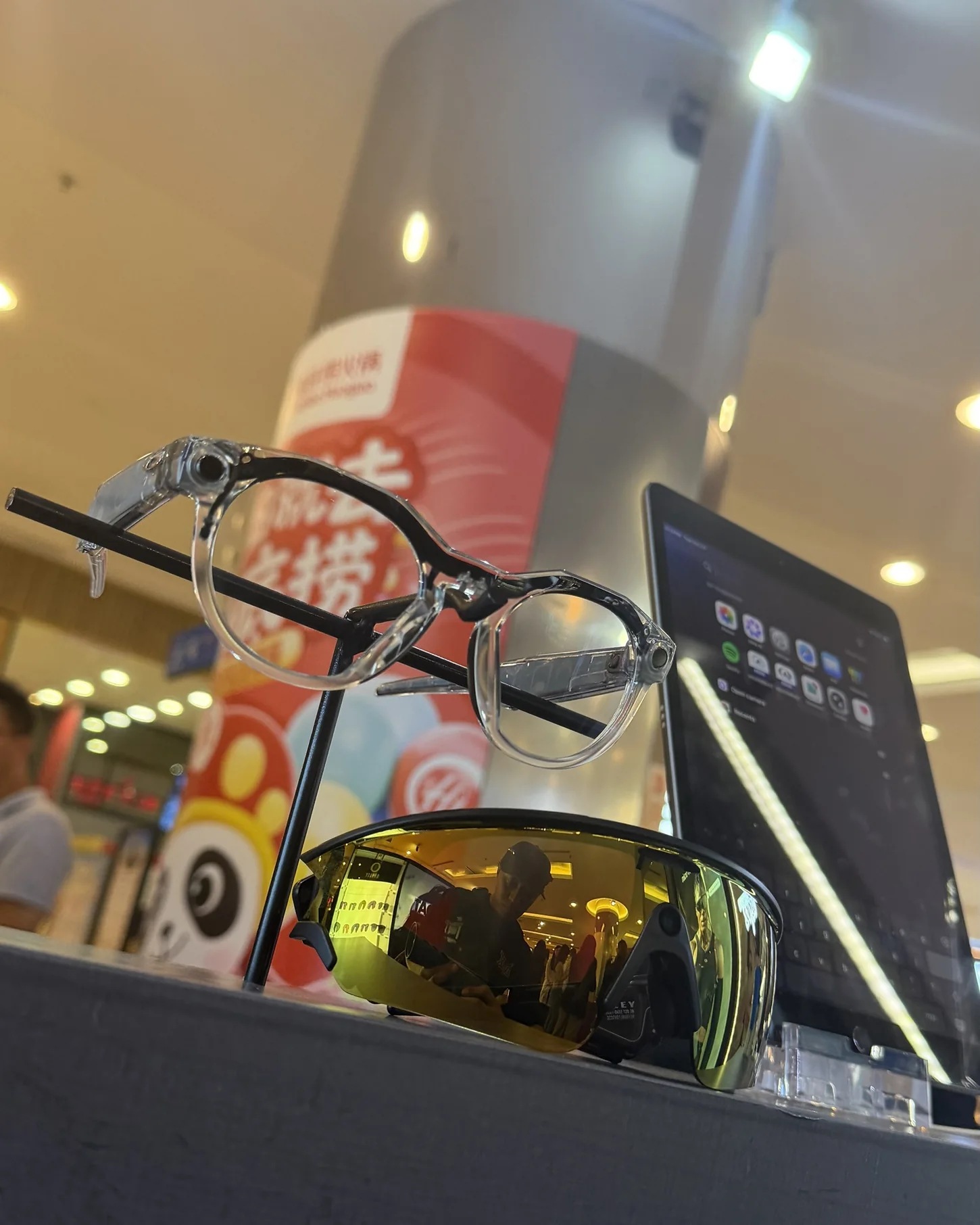 Oakley Meta HSTN clear dan Oakley Meta Vanguard kanta emas dari sudut bawah di pop-up MOG