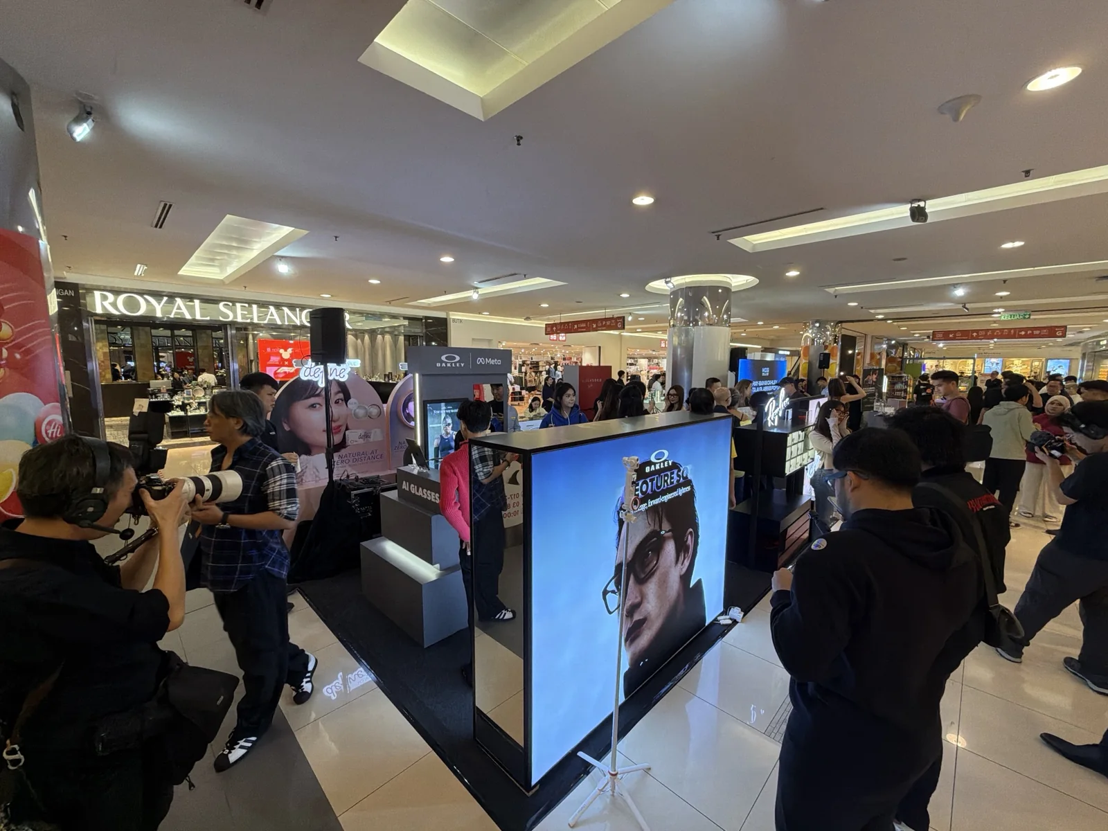 Suasana pop-up MOG Ray-Ban Meta dan Oakley Meta di Ground Floor 1 Utama dengan pengunjung dan jurugambar