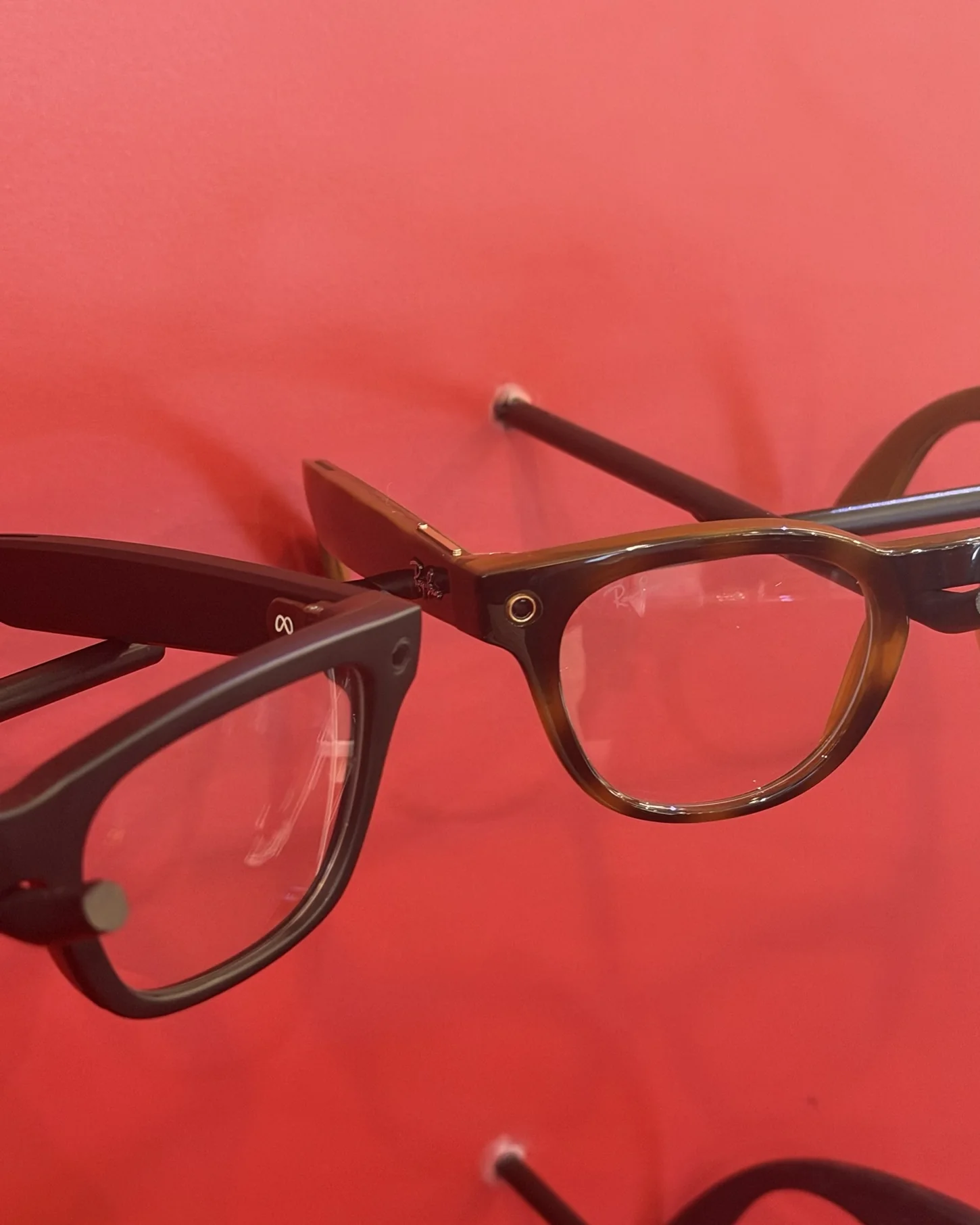 Close-up bingkai Ray-Ban Meta warna tortoise dan hitam dengan kamera kecil di bucu bingkai