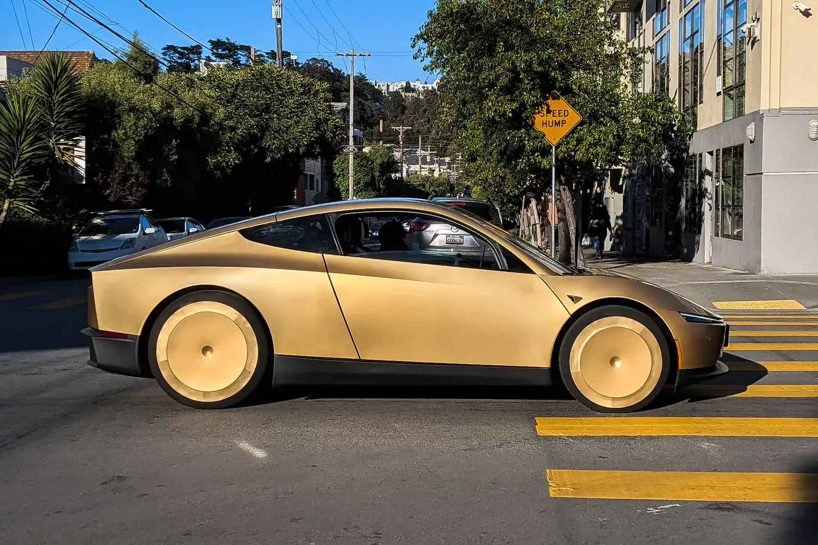 Gambar: 9yz / Wikimedia Commons (CC BY 4.0) Tesla Cybercab warna emas di sebatang jalan di San Francisco