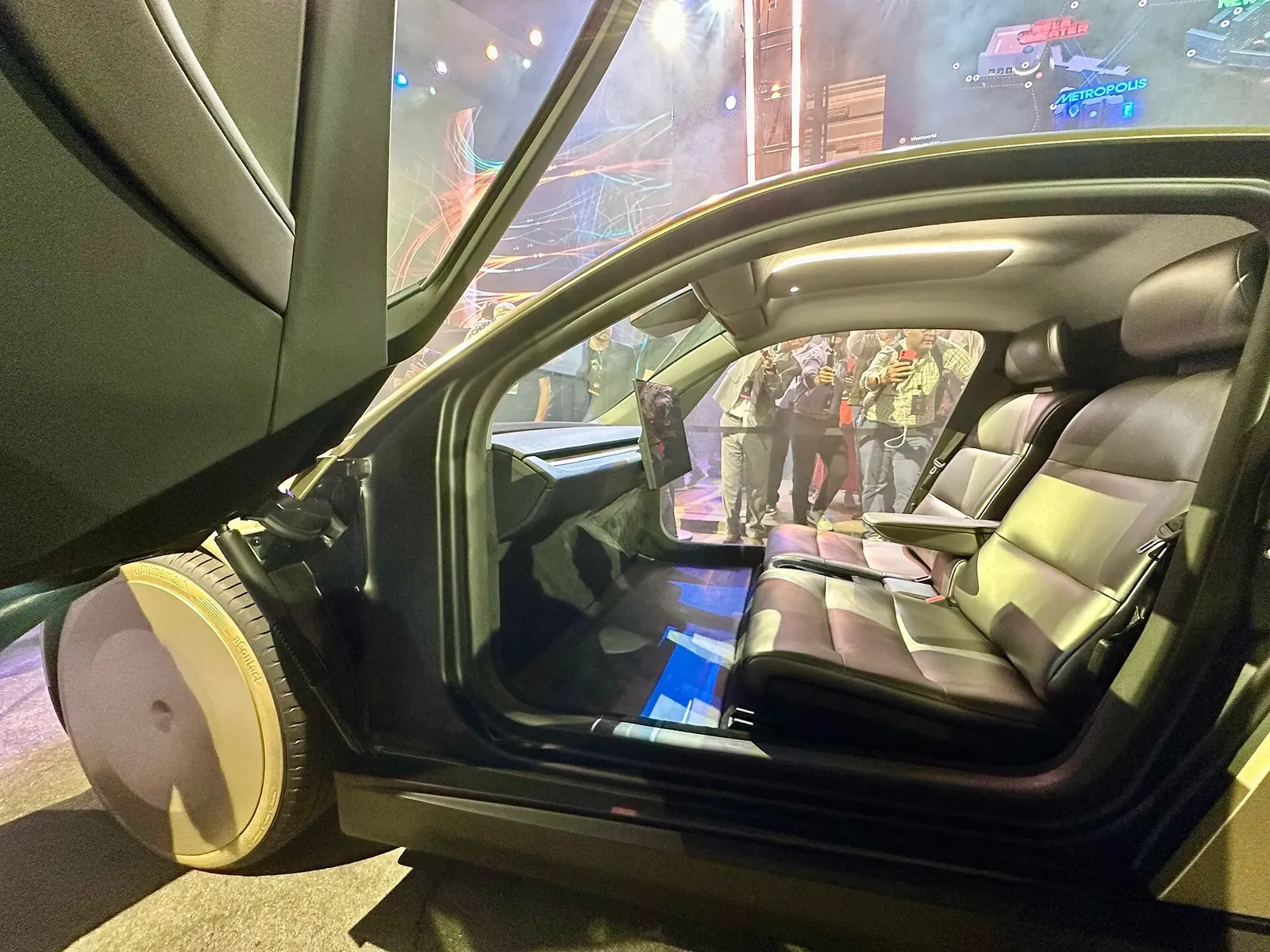 Gambar: Steve Jurvetson / Wikimedia Commons (CC BY 2.0) Kabin Tesla Cybercab dengan dua tempat duduk, skrin di depan dan tiada stereng atau pedal