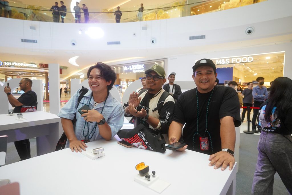 Creators and media smiling at a demo table during the Realme 14 Series launch