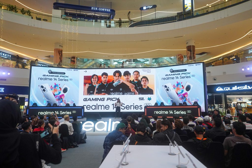 realme 14 Series Gaming Pick stage with an esports team on the big screen