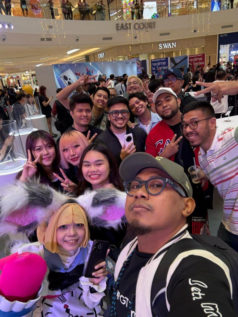 Group selfie with creators, media and cosplayers at the Realme 14 Series launch